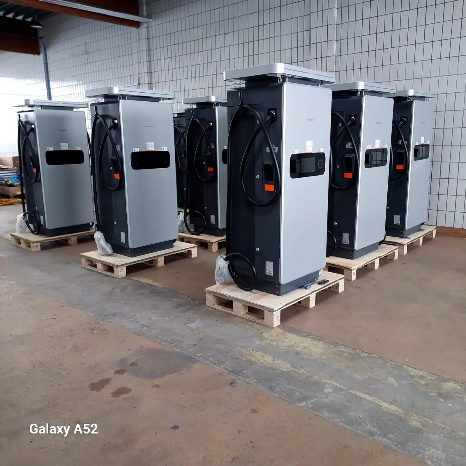 DC-Schnellladestation mit Batteriespeicher